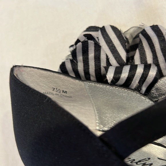 Beverly Feldman black pump with white and black flower on ankle strap - Picture 12 of 14